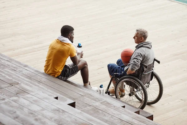 Мужчина разговаривает со спортсменом на улице — стоковое фото