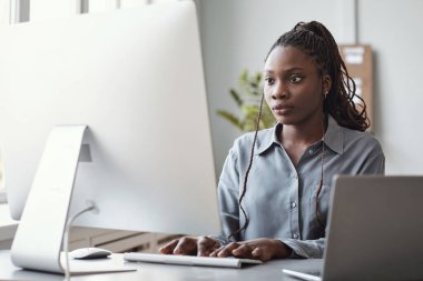 Genç Afrikalı Amerikalı Kadın İş yerinde Bilgisayar Kullanıyor