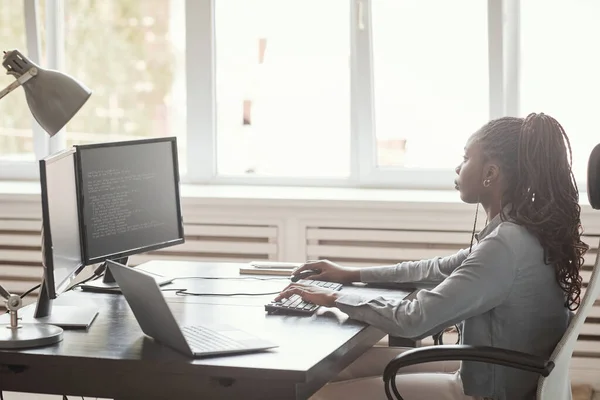 Sviluppatore di software femminile al lavoro — Foto Stock