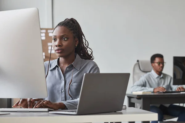 Les jeunes qui utilisent l'ordinateur au travail — Photo