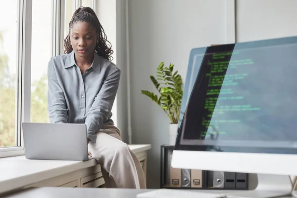 Desenvolvedor de software feminino no escritório moderno — Fotografia de Stock
