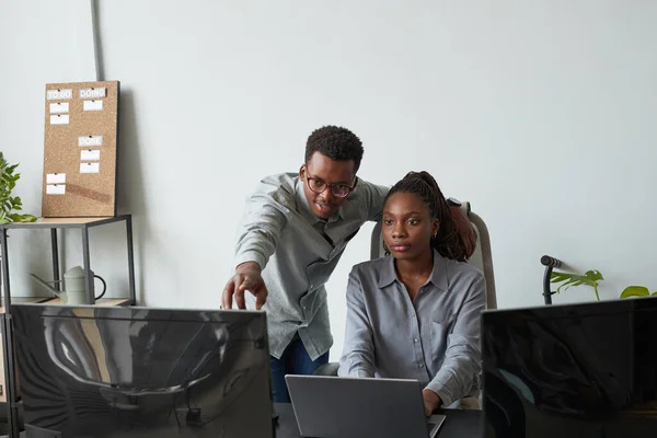 Афроамериканцы, работающие вместе в офисе — стоковое фото