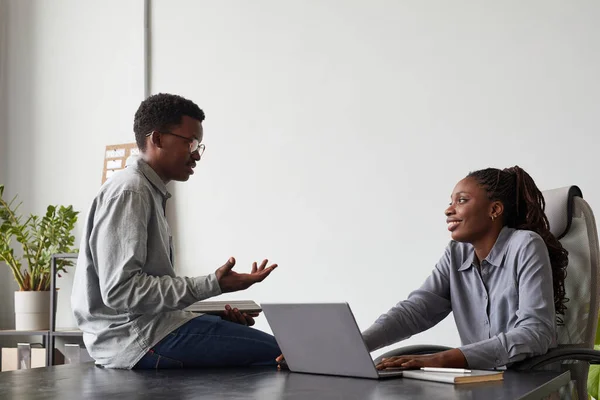 Peuple afro-américain bavarder au bureau — Photo