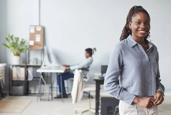 Retrato de mulher de negócios afro-americana sorridente no escritório — Fotografia de Stock