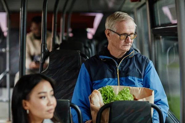 Uomo anziano in autobus — Foto Stock