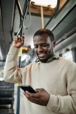 Otobüste Gülümseyen Afrikalı Amerikalı Adam