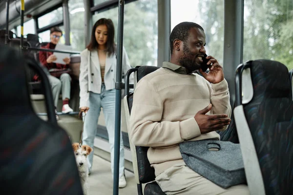 Человек говорит по телефону в автобусе — стоковое фото