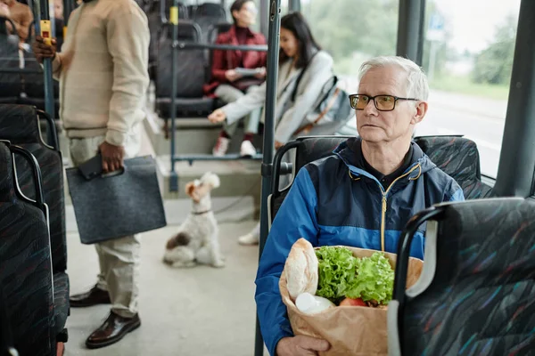Старший сидит в автобусе — стоковое фото