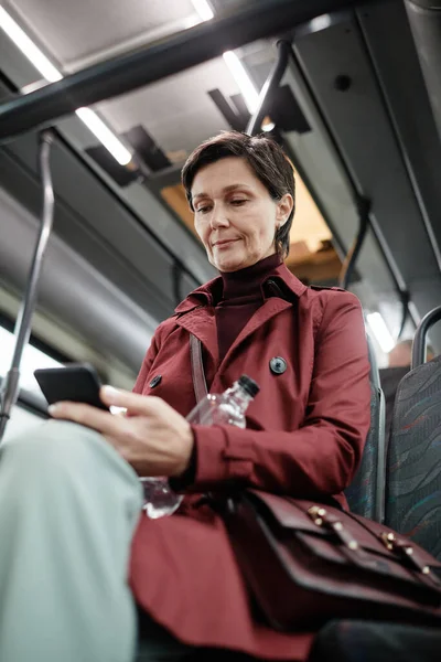 Femme adulte voyageant en bus en ville — Photo