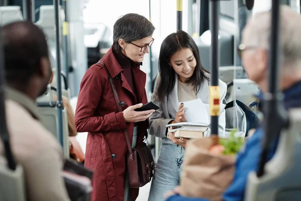 Deux femmes bavardant dans le bus — Photo