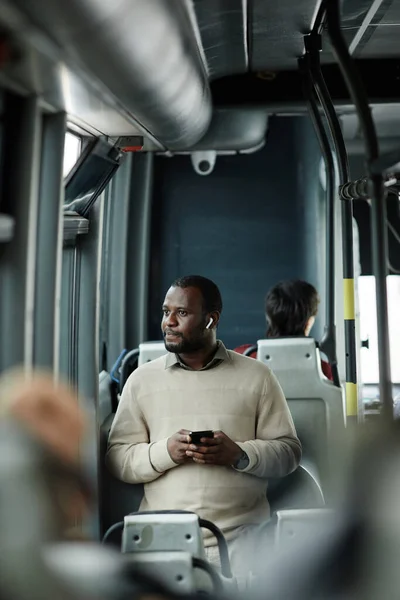 Uomo afroamericano che viaggia in autobus — Foto Stock