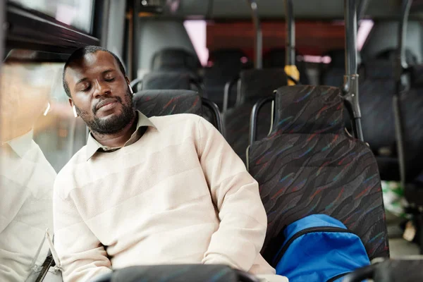男子睡在巴士上 — 图库照片