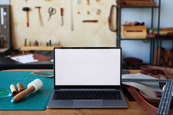 Ноутбук в кожевенной мастерской