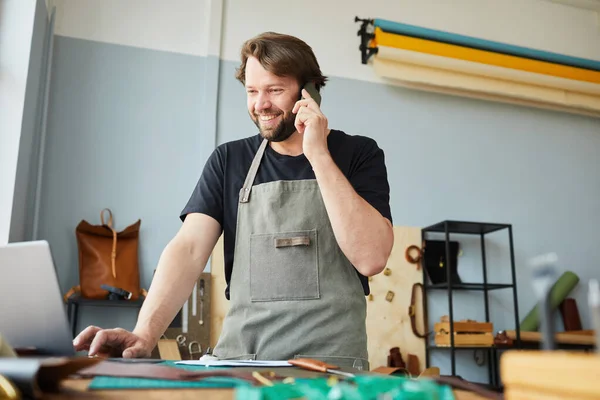 Gülümseyen Adam Küçük İş Yapıyor