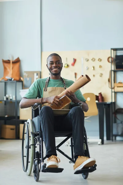 Portret młodego rzemieślnika na wózku inwalidzkim — Zdjęcie stockowe