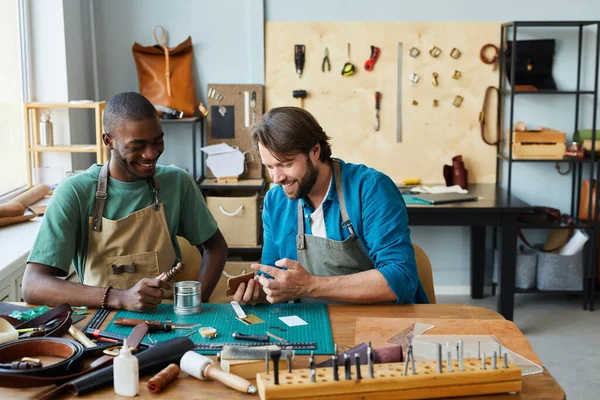 Két férfi élvezi a munkát a műhelyben — Stock Fotó