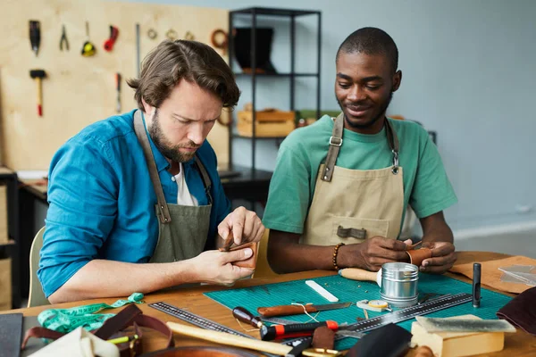 Dwóch pracowników firmy Leatherworkers na warsztatach — Zdjęcie stockowe