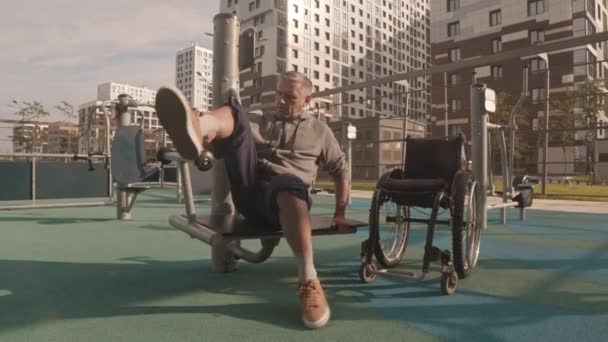 Colpo Lungo Uomo Caucasico Con Disabilità Fisica Ottenere Attrezzature Sportive — Video Stock