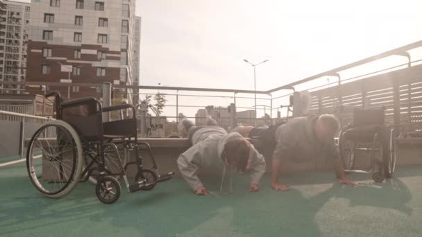 Langer Bogen Von Weiblichen Und Männlichen Kaukasischen Rollstuhlfahrern Die Bei — Stockvideo
