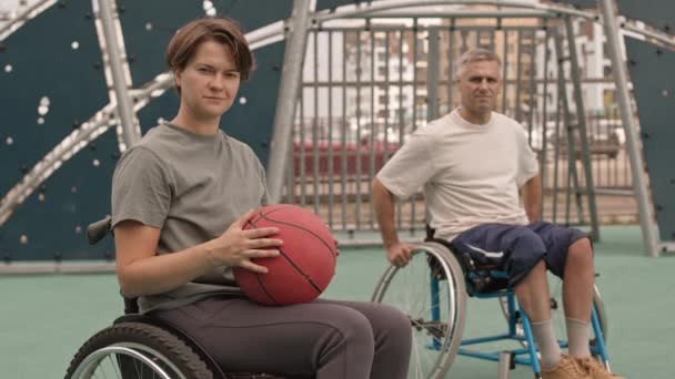Közepes Hosszú Fiatal Testi Fogyatékos Fehér Kosárlabdával Kezében Homályos Ősz — Stock videók