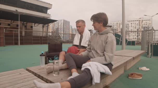 Aufspüren Erwachsener Kaukasischer Sportlerinnen Und Sportler Mit Körperlichen Behinderungen Die — Stockvideo