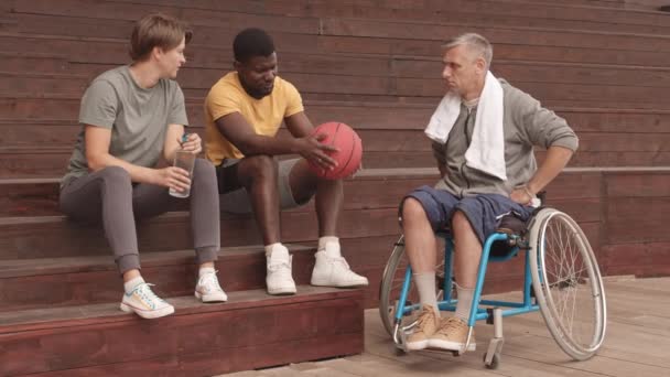 Voller Afroamerikanischer Sportler Junge Kaukasierin Und Grauhaariger Mann Rollstuhl Plaudern — Stockvideo