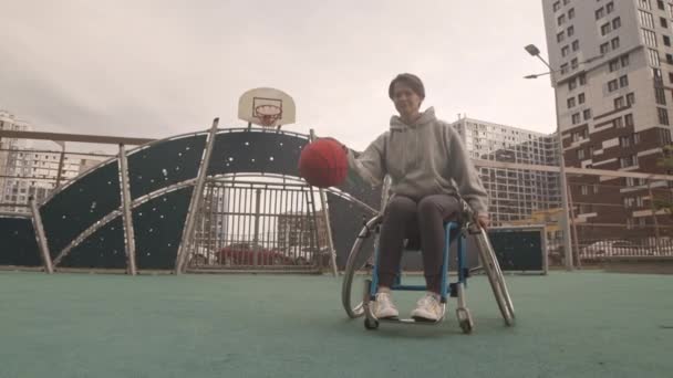 Εντοπισμός Μιας Ευτυχισμένης Καυκάσιας Αναπηρικό Καροτσάκι Τριγυρνάει Στο Γήπεδο Μπάσκετ — Αρχείο Βίντεο