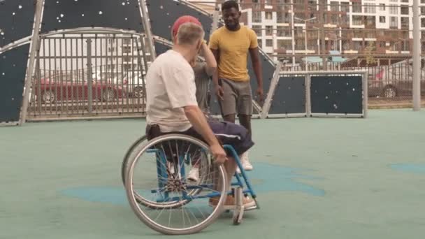 Handheld Cheerful Caucasian Female Male Friends Wheelchairs Playing Basketball Court — Stock Video