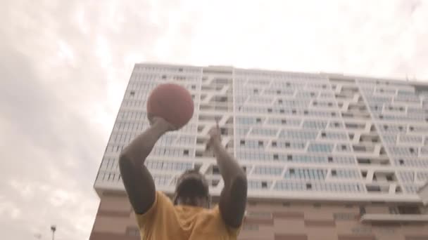 Tracciando Giovane Allenatore Basket Afroamericano Che Lancia Palla Nel Cestino — Video Stock