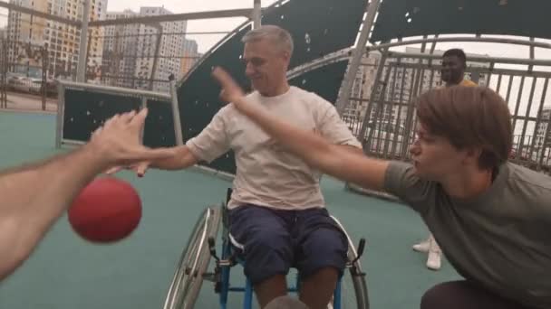 Pov Pessoa Irreconhecível Jogando Basquete Com Homem Mulher Caucasianos Cadeiras — Vídeo de Stock