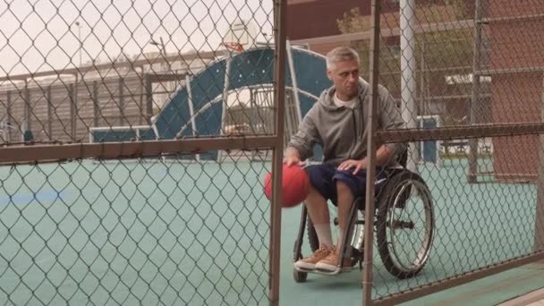 Weitschussbild Eines Grauhaarigen Kaukasiers Rollstuhl Der Auf Einem Basketballfeld Hinter — Stockvideo