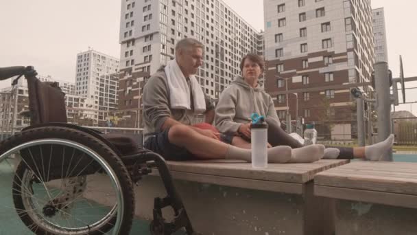 Bajo Ángulo Adultos Caucásicos Atletas Femeninos Masculinos Con Discapacidades Físicas — Vídeo de stock