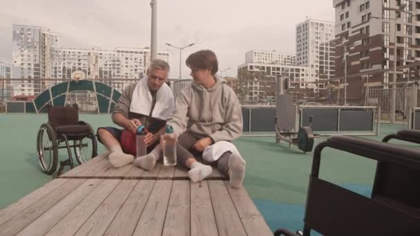 Volgen Van Volwassen Blanke Vrouwelijke Mannelijke Atleten Met Een Lichamelijke — Stockvideo