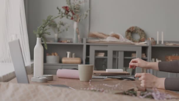 Opsluiting Van Een Jonge Blanke Vrouw Met Notitieboekjes Pennen Schaar — Stockvideo