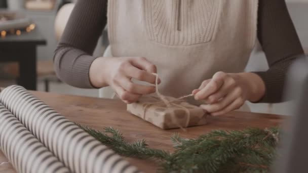 Nahaufnahme Eines Beschnittenen Handwerkers Der Schreibtisch Arbeitsplatz Sitzt Kleine Geschenkschachteln — Stockvideo