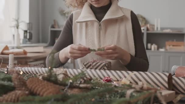 Enfoque Estanterías Ramas Árbol Navidad Escritorio Ojos Azules Artesana Caucásica — Vídeos de Stock