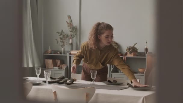식탁에 식탁을 장식하고 곱슬곱슬 코카서스 여성의 — 비디오