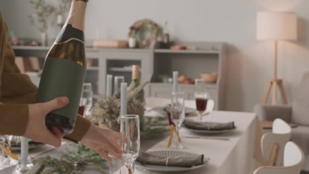 Niski Kąt Przycinania Osoby Lejącej Wino Musujące Butelki Szklanki Świątecznym — Wideo stockowe
