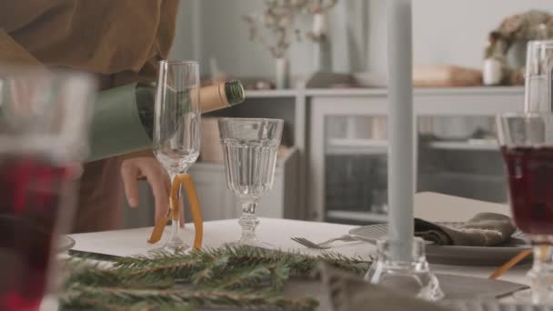 Niedriger Winkel Der Beschnittenen Person Die Rotwein Ins Glas Gießt — Stockvideo