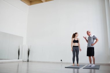 Adam koçuyla antrenman yapıyor.