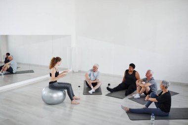 Stüdyoda eğitmenle yoga dersi.