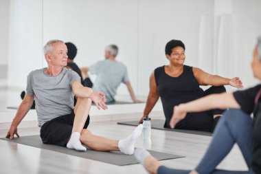 Son sınıf öğrencisi sınıfta yoga yapıyor.