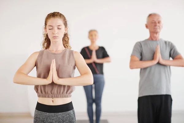 Люди медитируют во время тренировки — стоковое фото