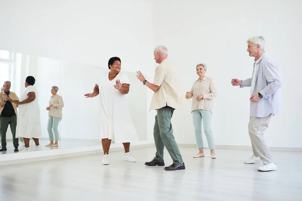 Personas mayores activas bailando en el estudio — Foto de Stock