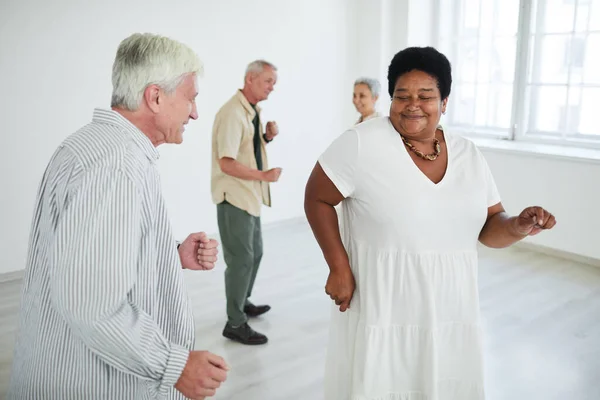 Personas mayores disfrutando del baile — Foto de Stock