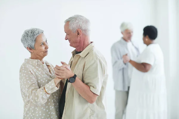 Pareja mayor aprendiendo a bailar juntos —  Fotos de Stock