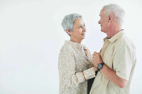 Preciosa pareja de ancianos bailando —  Fotos de Stock