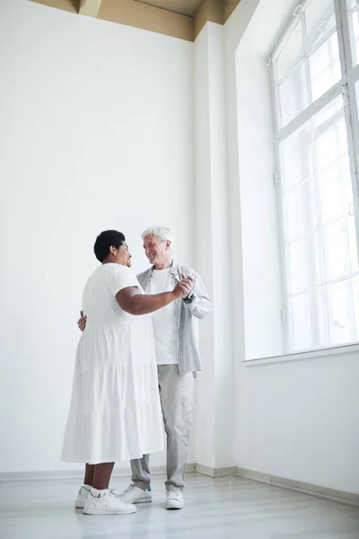 Feliz pareja de ancianos bailando en estudio —  Fotos de Stock
