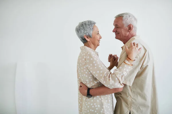 Старшая пара учится бальным танцам — стоковое фото