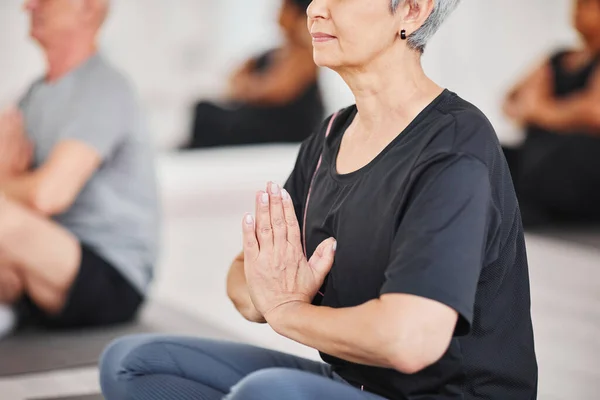 Donna anziana che medita durante l'allenamento — Foto Stock